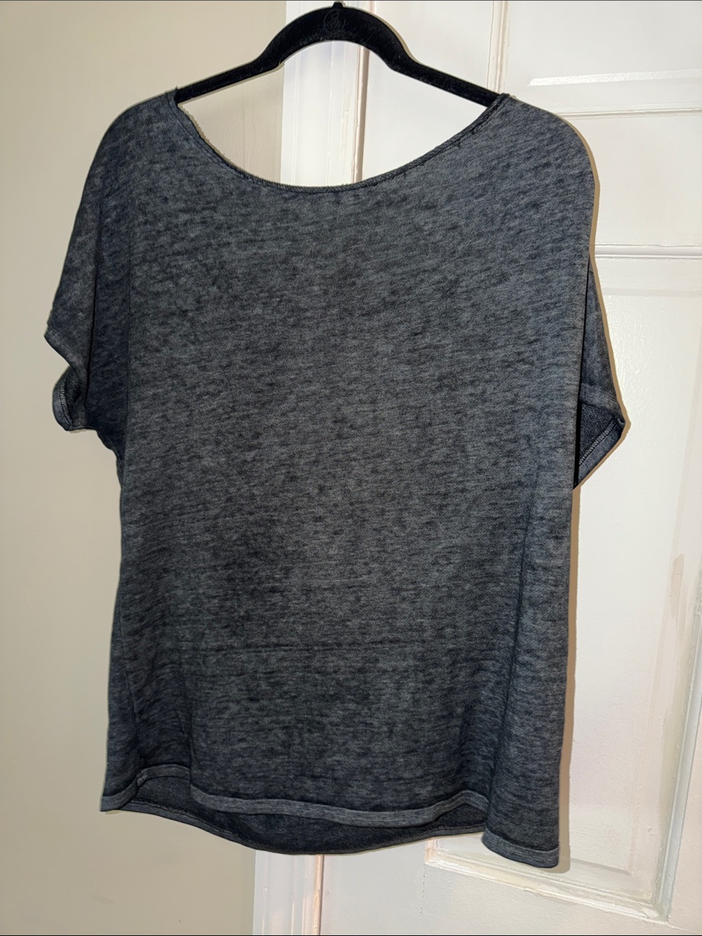 VENUS Heathered Charcoal Short Sleeve Top